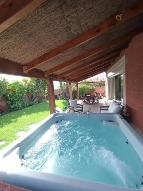 Maison Enchantée à Gigean avec Terrasse et Jardin Clôturé